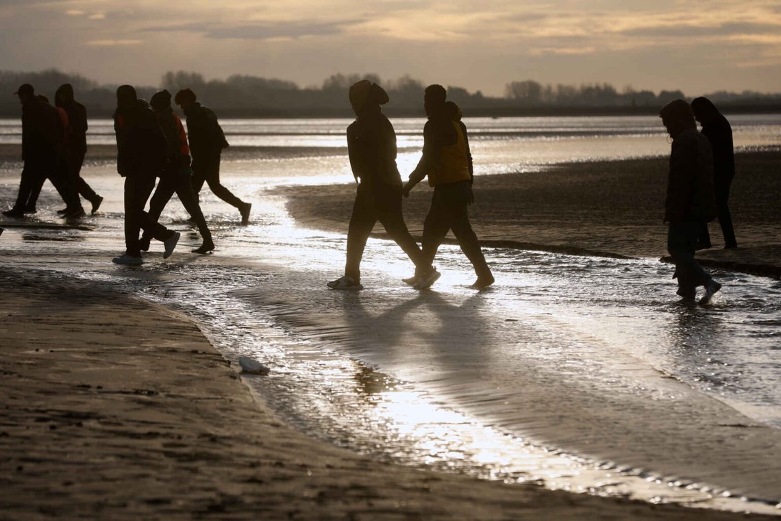En grupp migranter går från stranden i Gravelines i norra Frankrike efter ett misslyckat försök att korsa Engelska kanalen den 6 november. Foto: Jean-François Badias / AP / NTB En grupp migranter går från stranden i Gravelines i norra Frankrike efter ett misslyckat försök att korsa Engelska kanalen den 6 november. Foto: Jean-François Badias / AP / NTB