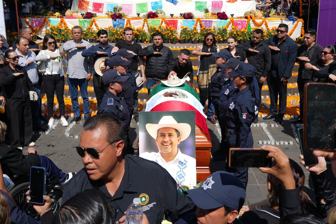 Människor samlas för att hedra den avlidne borgmästaren Carlos Manzo Rodriguez, som sköts under firandet av De dödas dag, i Uruapan, delstaten Michoacan, Mexiko, söndagen den 2 november 2025. Foto: Eduardo Verdugo/AP Photo Människor samlas för att hedra den avlidne borgmästaren Carlos Manzo Rodriguez, som sköts under firandet av De dödas dag, i Uruapan, delstaten Michoacan, Mexiko, söndagen den 2 november 2025. Foto: Eduardo Verdugo/AP Photo