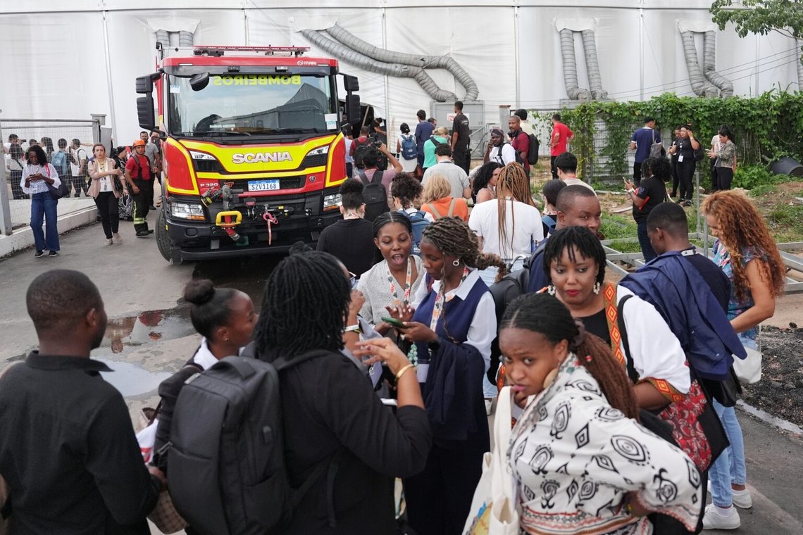 Formella förhandlingar vid klimattoppmötet i Brasilien fortsätter på fredagsmorgonen efter att en brand ledde till evakuering av konferenscentret i Belém på torsdagen. Foto: Joshua A. Bickel / AP / NTB Formella förhandlingar vid klimattoppmötet i Brasilien fortsätter på fredagsmorgonen efter att en brand ledde till evakuering av konferenscentret i Belém på torsdagen. Foto: Joshua A. Bickel / AP / NTB