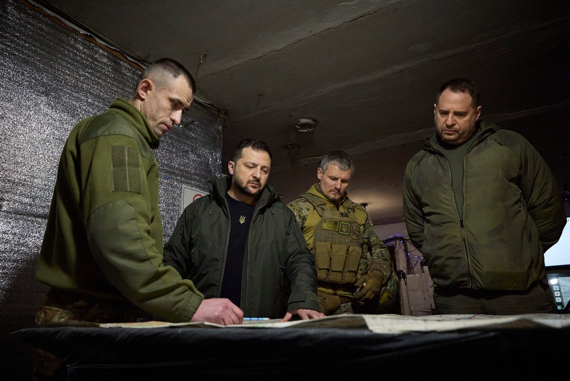 På detta foto, tillhandahållet av den ukrainska presidentens pressbyrå, tittar Ukrainas president Volodymyr Zelenskyj, näst till vänster, på en karta under sitt besök hos den ukrainska 110:e mekaniserade brigaden i Avdijivka, platsen för hårda strider med de ryska trupperna i Donetsk-regionen, Ukraina, fredagen den 29 december 2023. Till höger är chefen för presidentens kansli Andriy Yermak; biträdande chefen för presidentens kansli Roman Mashovets är näst till höger. Foto: Ukrainas presidentens pressbyrå via AP På detta foto, tillhandahållet av den ukrainska presidentens pressbyrå, tittar Ukrainas president Volodymyr Zelenskyj, näst till vänster, på en karta under sitt besök hos den ukrainska 110:e mekaniserade brigaden i Avdijivka, platsen för hårda strider med de ryska trupperna i Donetsk-regionen, Ukraina, fredagen den 29 december 2023. Till höger är chefen för presidentens kansli Andriy Yermak; biträdande chefen för presidentens kansli Roman Mashovets är näst till höger. Foto: Ukrainas presidentens pressbyrå via AP