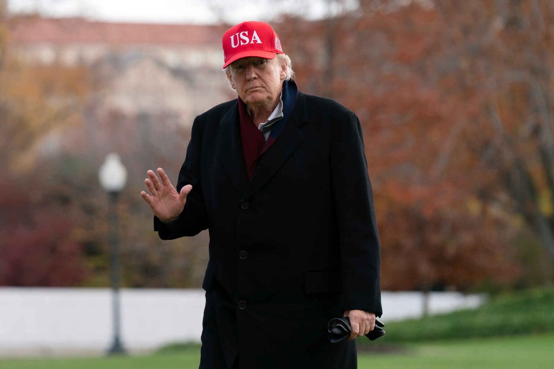 President Donald Trump vinkar till media från South Lawn vid sin ankomst till Vita huset, lördagen den 22 november 2025, i Washington. Foto: Jose Luis Magana/ AP Photo President Donald Trump vinkar till media från South Lawn vid sin ankomst till Vita huset, lördagen den 22 november 2025, i Washington. Foto: Jose Luis Magana/ AP Photo