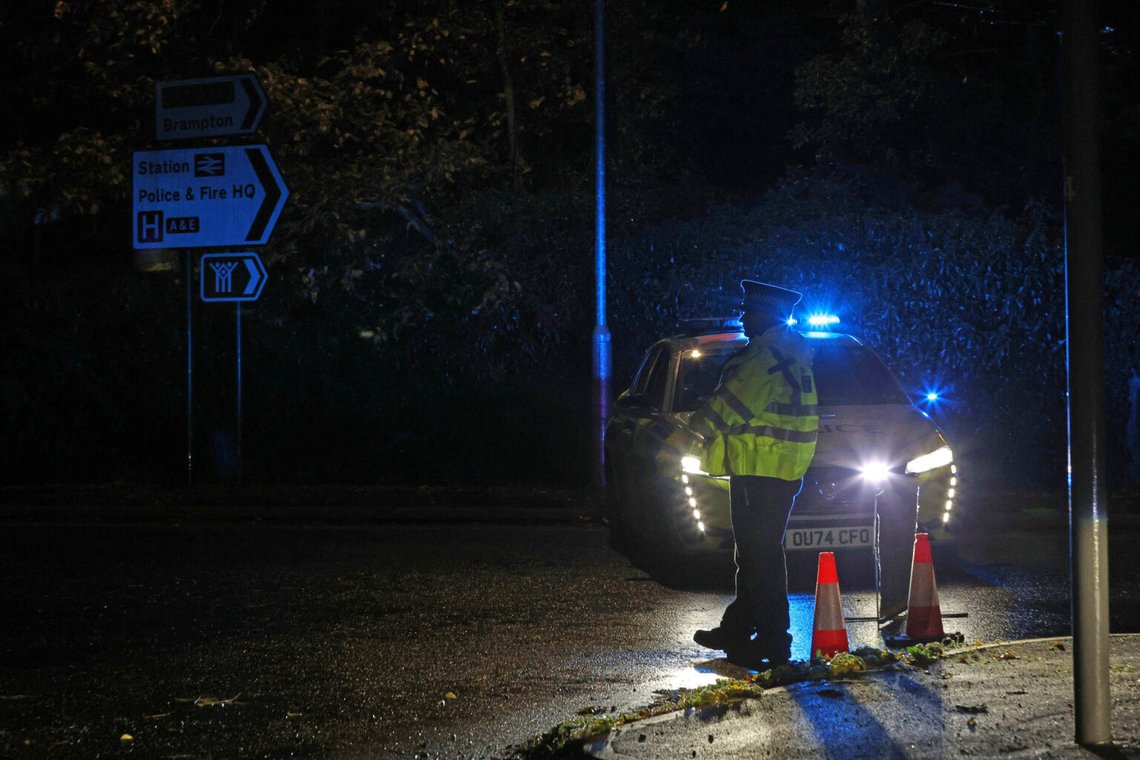 Polisen står vakt nära tågstationen i Huntingdon, England, i Cambridgeshire, efter att flera personer knivhuggits på ett tåg lördagen den 1 november 2025. Foto: Chris Radburn /PA via AP/NTB Polisen står vakt nära tågstationen i Huntingdon, England, i Cambridgeshire, efter att flera personer knivhuggits på ett tåg lördagen den 1 november 2025. Foto: Chris Radburn /PA via AP/NTB