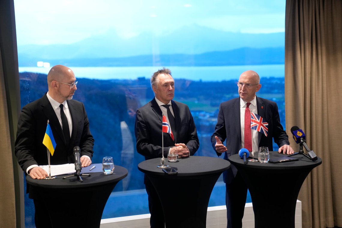 Bodø 20251105. Från vänster: Ukrainas försvarsminister Denys Sjmyhal, Norges försvarsminister Tore O. Sandvik (Ap) och Storbritanniens försvarsminister John Healey under en presskonferens efter försvarsministrarnas möte för den gemensamma expeditionsstyrkan (JEF) i Bodø. Foto: Fredrik Varfjell / NTB Bodø 20251105. Från vänster: Ukrainas försvarsminister Denys Sjmyhal, Norges försvarsminister Tore O. Sandvik (Ap) och Storbritanniens försvarsminister John Healey under en presskonferens efter försvarsministrarnas möte för den gemensamma expeditionsstyrkan (JEF) i Bodø. Foto: Fredrik Varfjell / NTB