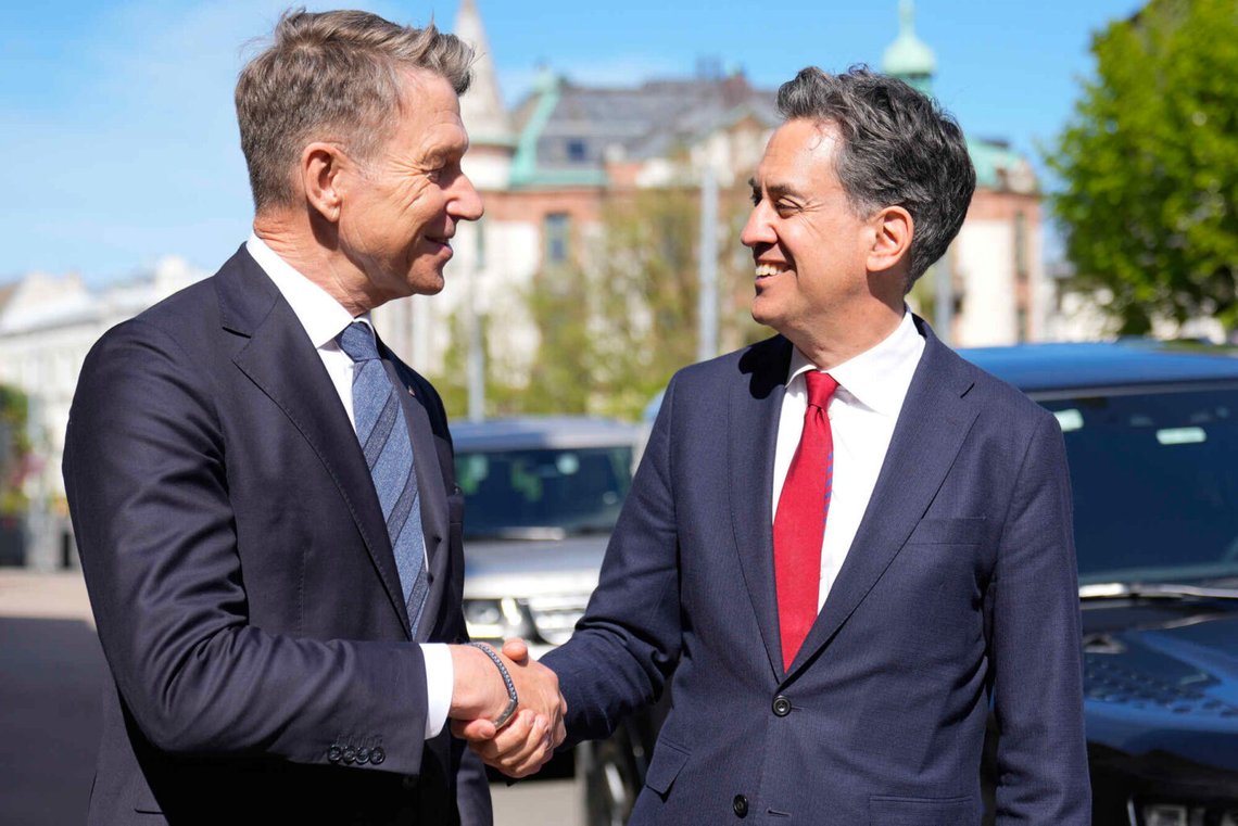 Norges energiminister Terje Aasland träffade den brittiske energiministern Ed Miliband i regeringens representationslokaler i Oslo i juli. Foto: Heiko Junge / NTB Norges energiminister Terje Aasland träffade den brittiske energiministern Ed Miliband i regeringens representationslokaler i Oslo i juli. Foto: Heiko Junge / NTB
