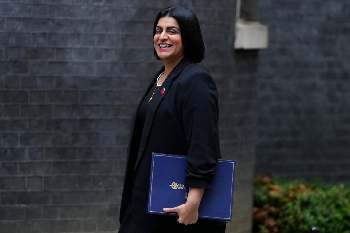 Den brittiska inrikesministern Shabana Mahmoud vill begränsa invandringen, men möter motstånd från vänstern i sitt eget parti. Foto: Kirsty Wigglesworth/ AP/ NTB Den brittiska inrikesministern Shabana Mahmoud vill begränsa invandringen, men möter motstånd från vänstern i sitt eget parti. Foto: Kirsty Wigglesworth/ AP/ NTB