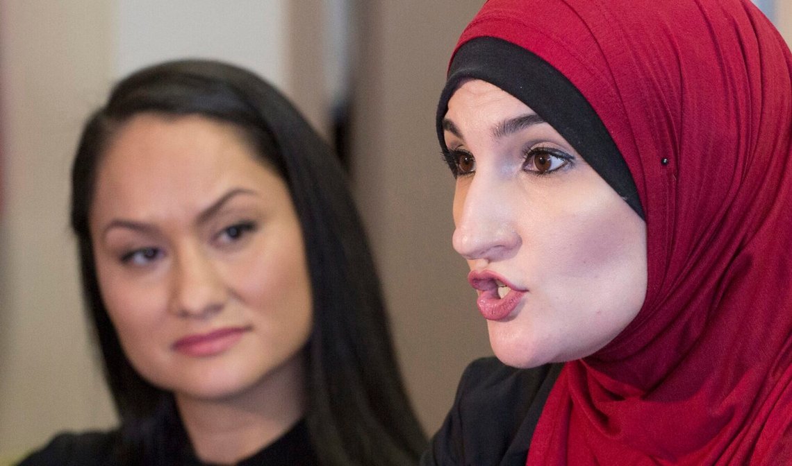 Linda Sarsour (höger) och Carmen Perez (vänster), medarrangörer av kvinnomarschen i protest mot Donald Trump i Washington i januari 2017, under en intervju i New York den 1 juni 2017. Foto: Mark Lennihan / AP/NTB. Linda Sarsour (höger) och Carmen Perez (vänster), medarrangörer av kvinnomarschen i protest mot Donald Trump i Washington i januari 2017, under en intervju i New York den 1 juni 2017. Foto: Mark Lennihan / AP/NTB.