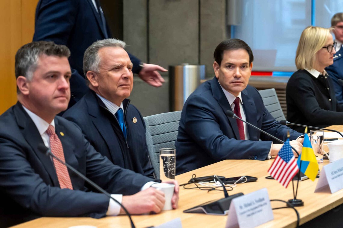 USA:s specialsändebud Steve Witkoff, andra från vänster, och USA:s utrikesminister Marco Rubio, höger, sitter i början av samtal med den ukrainska delegationen vid USA:s delegation till internationella organisationer i Genève, söndagen den 23 november 2025. Foto: Martial Trezzini/ Keystone via AP USA:s specialsändebud Steve Witkoff, andra från vänster, och USA:s utrikesminister Marco Rubio, höger, sitter i början av samtal med den ukrainska delegationen vid USA:s delegation till internationella organisationer i Genève, söndagen den 23 november 2025. Foto: Martial Trezzini/ Keystone via AP