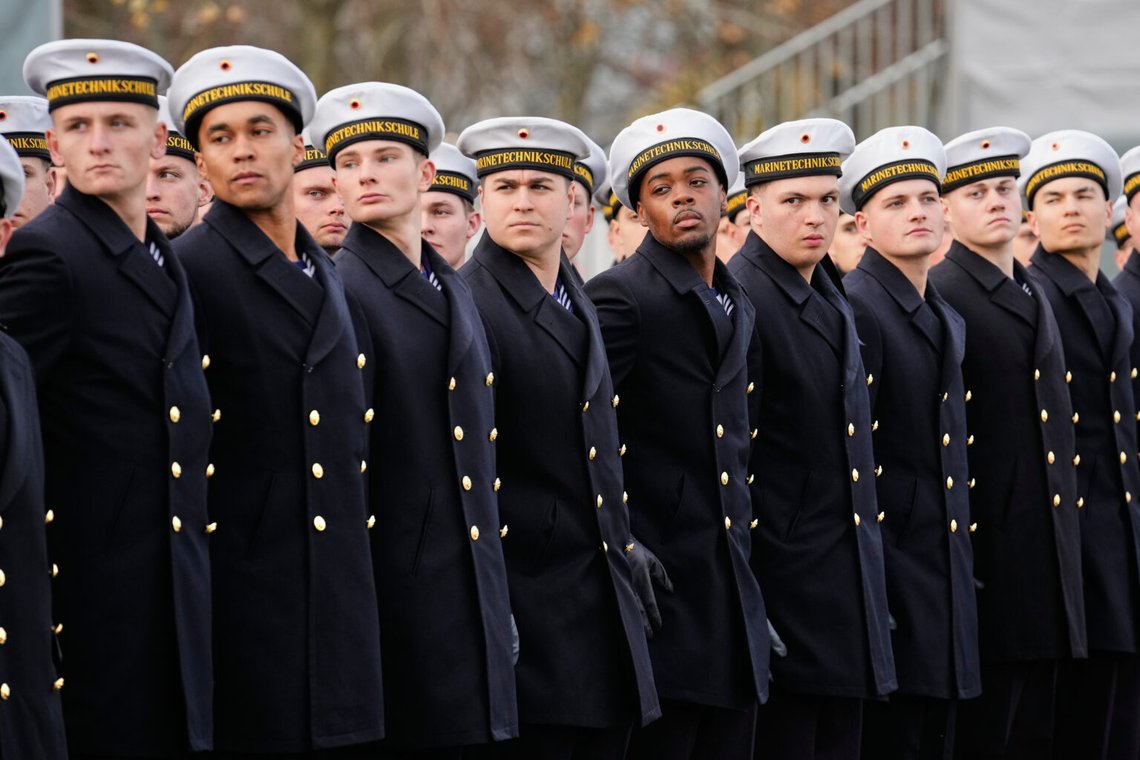 Rekryter deltar i den ceremoniella eden som en central händelse för att markera 70-årsjubileet av Bundeswehr (tyska armén) framför förbundskanslersämbetet i Berlin, Tyskland, 12 november 2025. Foto: Ebrahim Noroozi/AP-NTB. Rekryter deltar i den ceremoniella eden som en central händelse för att markera 70-årsjubileet av Bundeswehr (tyska armén) framför förbundskanslersämbetet i Berlin, Tyskland, 12 november 2025. Foto: Ebrahim Noroozi/AP-NTB.