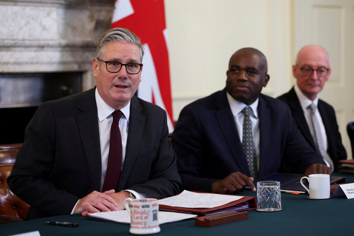 Storbritanniens premiärminister Keir Starmer, till vänster, talar vid ett kabinettsmöte, medan vice premiärminister David Lammy, i mitten, tittar på, på 10 Downing Street i London, 9 september 2025. Foto: Toby Melville/AP-NTB. Storbritanniens premiärminister Keir Starmer, till vänster, talar vid ett kabinettsmöte, medan vice premiärminister David Lammy, i mitten, tittar på, på 10 Downing Street i London, 9 september 2025. Foto: Toby Melville/AP-NTB.