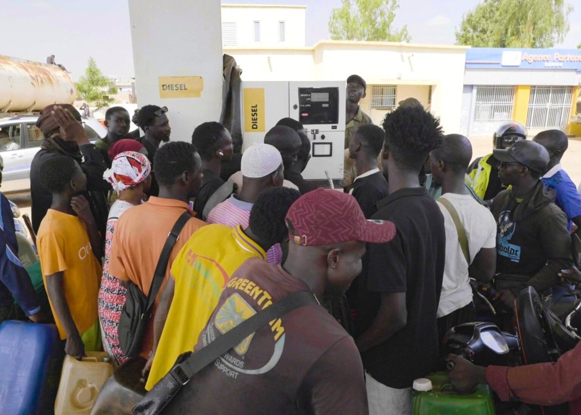 Människor köar vid en bensinstation i Bamako, Mali, 7 oktober 2025. Foto: AP/NTB. Människor köar vid en bensinstation i Bamako, Mali, 7 oktober 2025. Foto: AP/NTB.