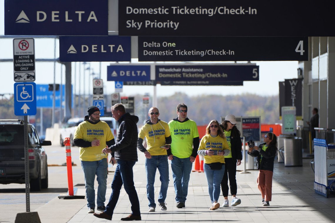 Flygledare delar ut flygblad om hur den federala nedstängningen påverkar flygtrafiken på Detroit Metropolitan Wayne County Airport. Trump vill att de ska dyka upp på jobbet istället. Foto: Paul Sancya / AP / NTB Flygledare delar ut flygblad om hur den federala nedstängningen påverkar flygtrafiken på Detroit Metropolitan Wayne County Airport. Trump vill att de ska dyka upp på jobbet istället. Foto: Paul Sancya / AP / NTB