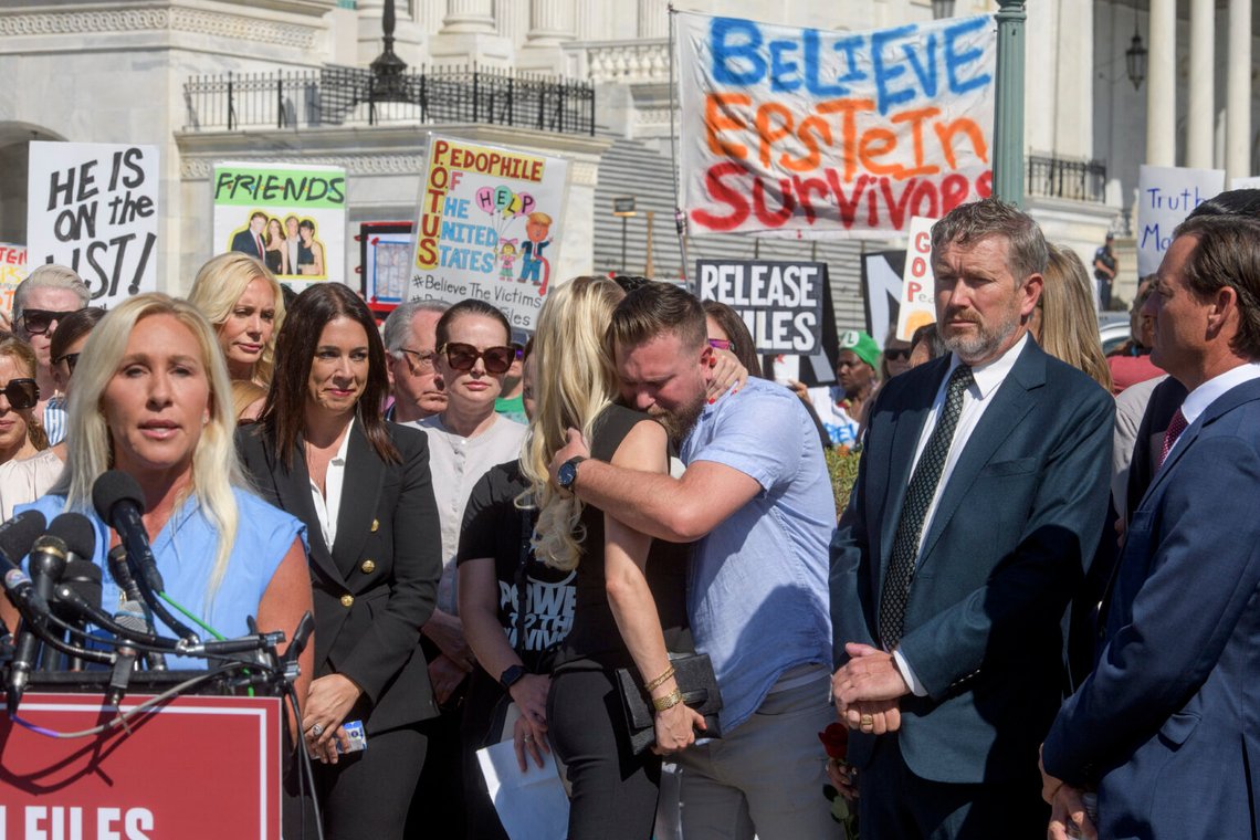 Virginia Giuffres bror, Sky Roberts, i mitten, omfamnas av Anouska De Georgiou under en presskonferens angående offentliggörandet av Jeffrey Epstein-filerna på Capitol Hill, onsdagen den 3 september 2025 i Washington. Foto: Rod Lamkey, Jr./AP Photo Virginia Giuffres bror, Sky Roberts, i mitten, omfamnas av Anouska De Georgiou under en presskonferens angående offentliggörandet av Jeffrey Epstein-filerna på Capitol Hill, onsdagen den 3 september 2025 i Washington. Foto: Rod Lamkey, Jr./AP Photo