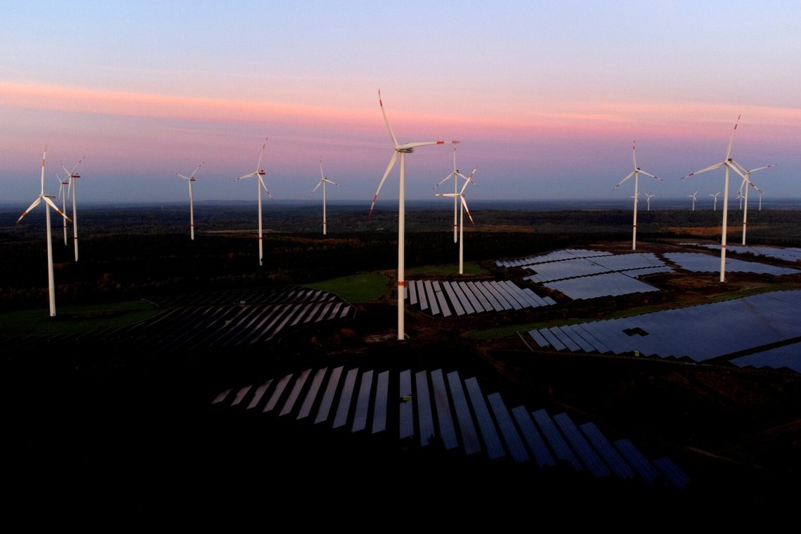 Vy över en energipark med solceller och vindkraftverk inte långt från Klettwitz i Tyskland den 16 oktober 2024. Foto: Matthias Schrader / AP / NTB. Vy över en energipark med solceller och vindkraftverk inte långt från Klettwitz i Tyskland den 16 oktober 2024. Foto: Matthias Schrader / AP / NTB.