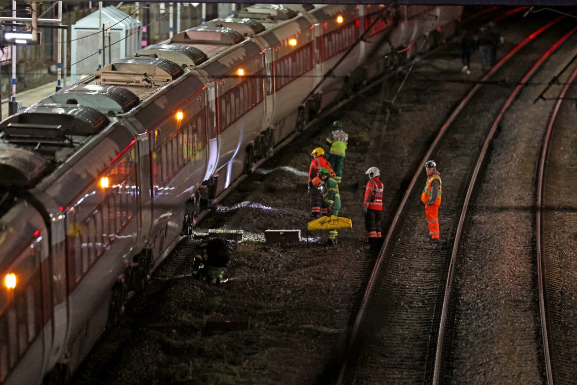 Räddningspersonal inspekterar ett tåg vid Huntingdons tågstation i Cambridgeshire, England, efter att människor knivhuggits lördagen den 1 november 2025. Foto: Chris Radburn/ PA via AP Räddningspersonal inspekterar ett tåg vid Huntingdons tågstation i Cambridgeshire, England, efter att människor knivhuggits lördagen den 1 november 2025. Foto: Chris Radburn/ PA via AP