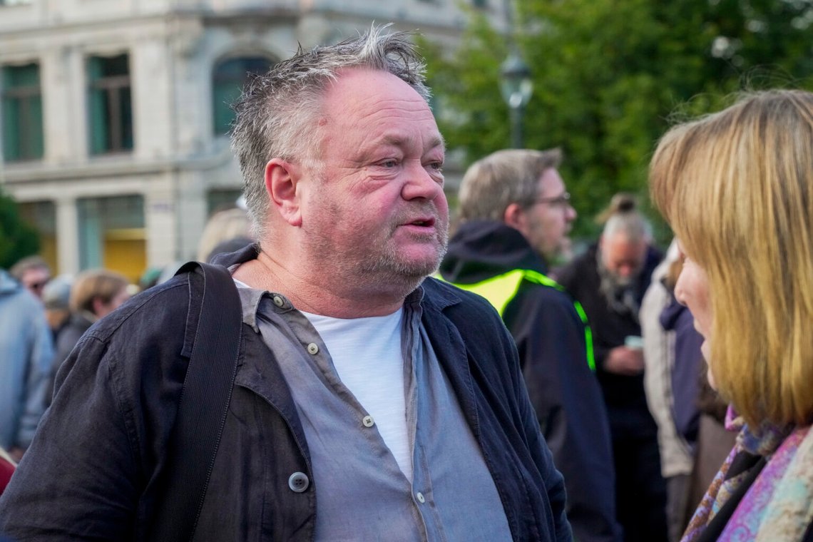 Oslo 20250918. Journalisten Fredrik Græsvik är närvarande under Norska Journalistförbundets demonstration mot dödandet av journalister i Gaza och utestängningen av internationella medier. Demonstrationen ägde rum på Eidsvolls plass framför Stortinget i Oslo på torsdagskvällen. Foto: Terje Bendiksby / NTB Oslo 20250918. Journalisten Fredrik Græsvik är närvarande under Norska Journalistförbundets demonstration mot dödandet av journalister i Gaza och utestängningen av internationella medier. Demonstrationen ägde rum på Eidsvolls plass framför Stortinget i Oslo på torsdagskvällen. Foto: Terje Bendiksby / NTB