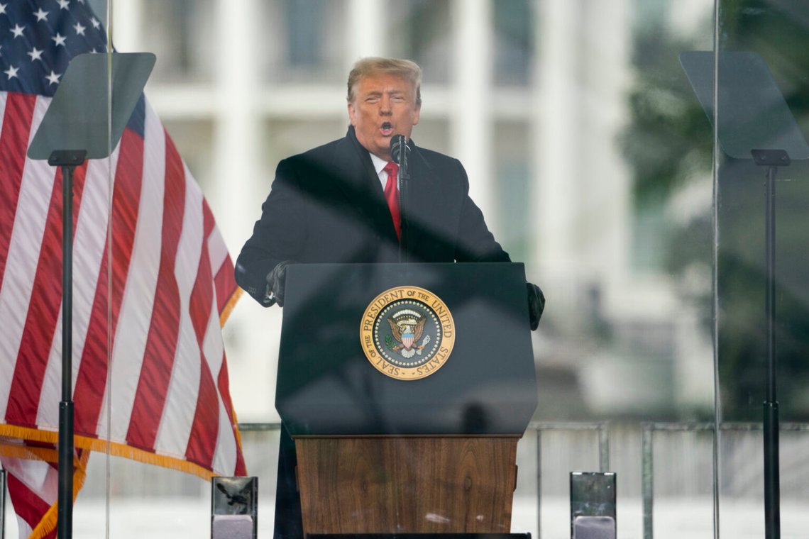 Donald Trump talar under en demonstration mot elektorskollegiets bekräftelse av Joe Biden som president i Washington, D.C., den 6 januari 2021. Foto: Evan Vucci / AP / NTB. Donald Trump talar under en demonstration mot elektorskollegiets bekräftelse av Joe Biden som president i Washington, D.C., den 6 januari 2021. Foto: Evan Vucci / AP / NTB.