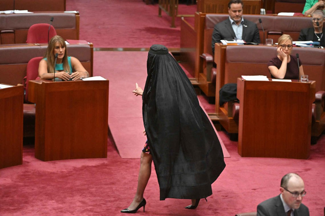 One Nation-ledaren Pauline Hanson bär burka i senatsalen i parlamentshuset i Canberra, måndagen den 24 november 2025. Foto: Mick Tsikas/ AAP Bild via AP Photo One Nation-ledaren Pauline Hanson bär burka i senatsalen i parlamentshuset i Canberra, måndagen den 24 november 2025. Foto: Mick Tsikas/ AAP Bild via AP Photo