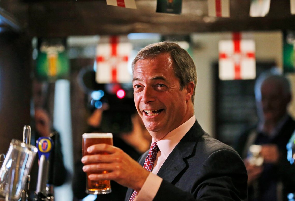 Nigel Farage är känd för att njuta av sig själv på puben med en öl. Bilden är från Brexit-kampanjen, om några år kanske han skålar för den nya adressen Downing Street 10. Foto: Pitarakis/ AP/ NTB Nigel Farage är känd för att njuta av sig själv på puben med en öl. Bilden är från Brexit-kampanjen, om några år kanske han skålar för den nya adressen Downing Street 10. Foto: Pitarakis/ AP/ NTB