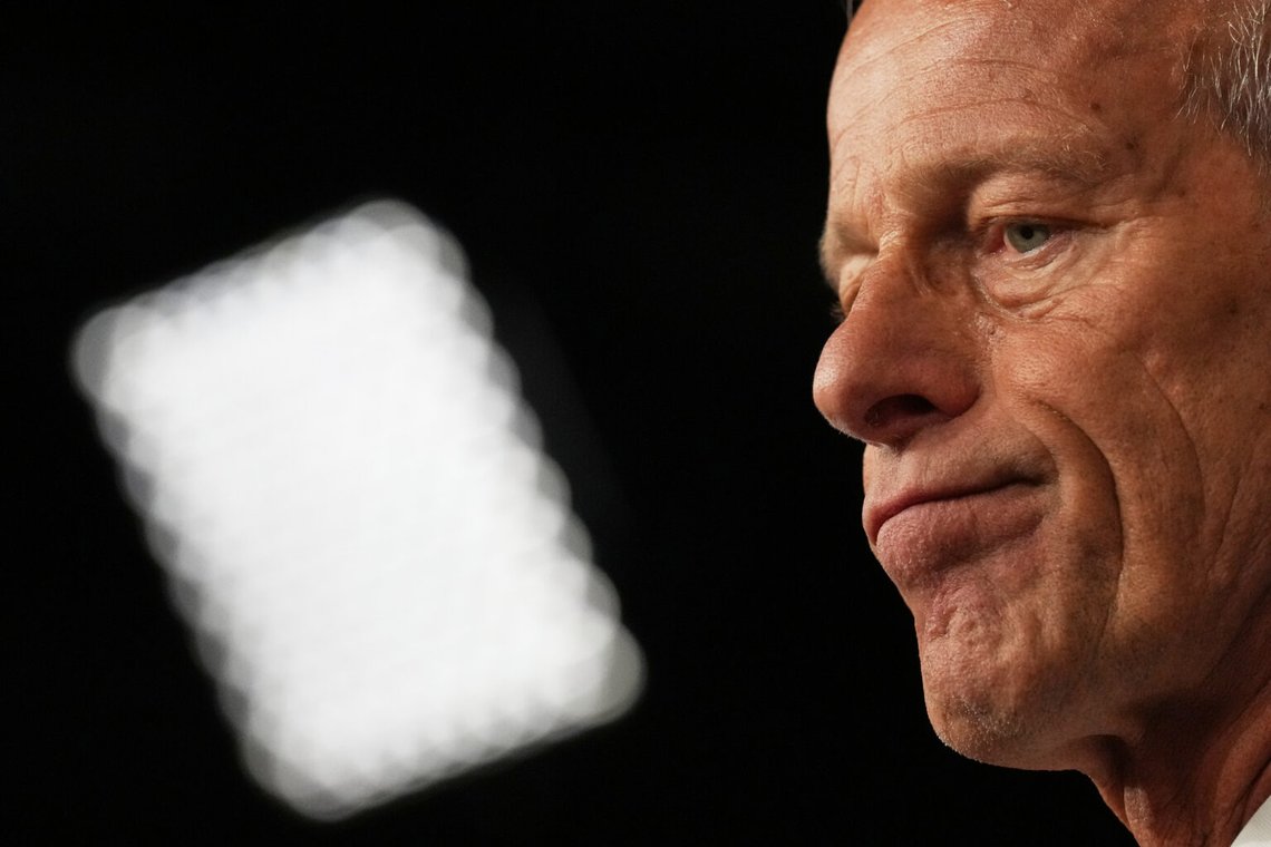 Senatens majoritetsledare John Thune, R-S.D., talar till reportrar vid Kapitolium i Washington den 30 september 2025, då den amerikanska regeringen står på gränsen till den första nedstängningen av den federala regeringen på nästan sju år. Foto: Jacquelyn Martin/AP Photo Senatens majoritetsledare John Thune, R-S.D., talar till reportrar vid Kapitolium i Washington den 30 september 2025, då den amerikanska regeringen står på gränsen till den första nedstängningen av den federala regeringen på nästan sju år. Foto: Jacquelyn Martin/AP Photo
