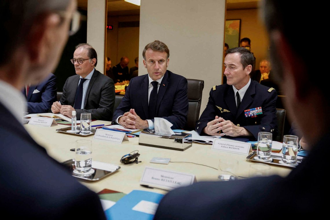 Frankrikes president Emmanuel Macron flankerad av presidentens generalsekreterare Emmanuel Moulin, till vänster, och den franske generalen Fabien Mandon deltar i ett nationellt säkerhetsmöte om krisen mellan Israel och Iran i Jupiter-salen i Elyséepalatset i Paris, 22 juni 2025. Foto: Benoit Tessier/ AP-NTB. Frankrikes president Emmanuel Macron flankerad av presidentens generalsekreterare Emmanuel Moulin, till vänster, och den franske generalen Fabien Mandon deltar i ett nationellt säkerhetsmöte om krisen mellan Israel och Iran i Jupiter-salen i Elyséepalatset i Paris, 22 juni 2025. Foto: Benoit Tessier/ AP-NTB.