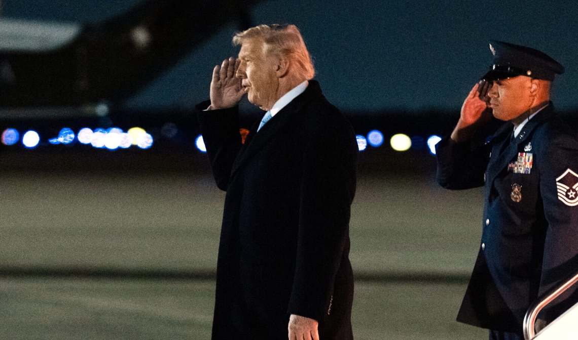 USA:s president Donald Trump anländer till Andrews Air Force Base i Maryland med Air Force One den 16 november 2025 efter en weekendvistelse i Mar-a-Lago. Foto: Manuel Balce Ceneta / AP / NTB. USA:s president Donald Trump anländer till Andrews Air Force Base i Maryland med Air Force One den 16 november 2025 efter en weekendvistelse i Mar-a-Lago. Foto: Manuel Balce Ceneta / AP / NTB.