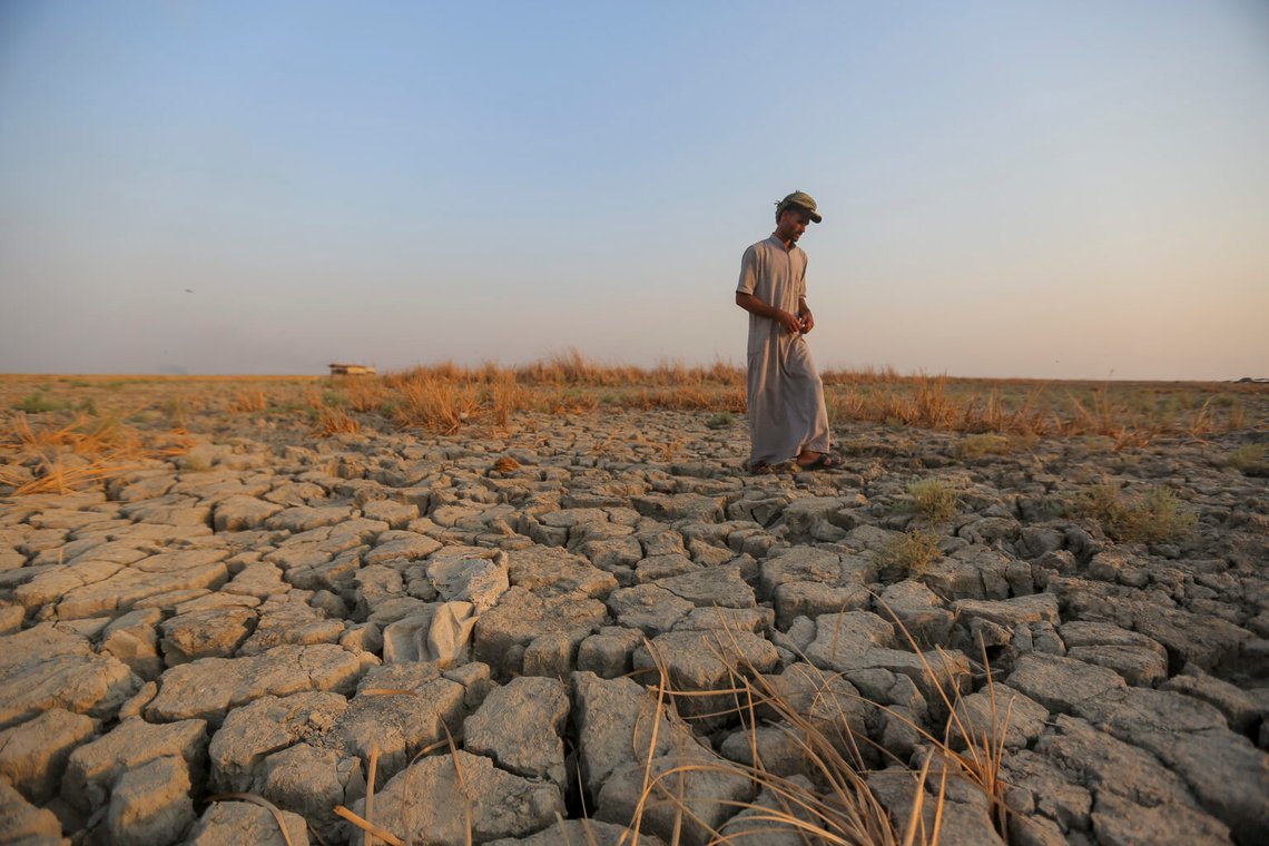 En fiskare går över en torr landplätt i träskmarkerna i Dhi Qar-provinsen, Irak, 2 september 2022. Den treåriga torkan som har lämnat miljontals människor i Syrien, Irak och Iran med lite vatten skulle inte ha inträffat utan mänskligt orsakade klimatförändringar, enligt en ny studie från onsdagen den 8 november 2023. Foto: Anmar Khalil/AP Photo En fiskare går över en torr landplätt i träskmarkerna i Dhi Qar-provinsen, Irak, 2 september 2022. Den treåriga torkan som har lämnat miljontals människor i Syrien, Irak och Iran med lite vatten skulle inte ha inträffat utan mänskligt orsakade klimatförändringar, enligt en ny studie från onsdagen den 8 november 2023. Foto: Anmar Khalil/AP Photo