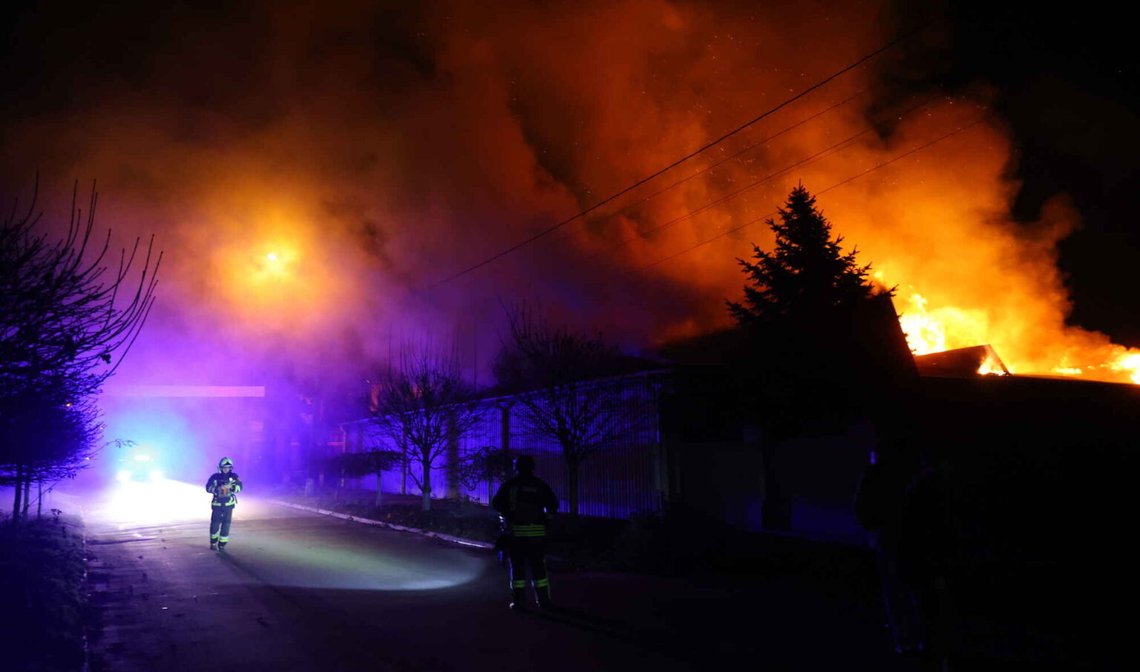 Räddningsarbetare arbetar på platsen för en rysk attack mot Zaporizjzja, Ukraina, den 25 november 2025. Foto: Kateryna Klochko / AP / NTB. Räddningsarbetare arbetar på platsen för en rysk attack mot Zaporizjzja, Ukraina, den 25 november 2025. Foto: Kateryna Klochko / AP / NTB.
