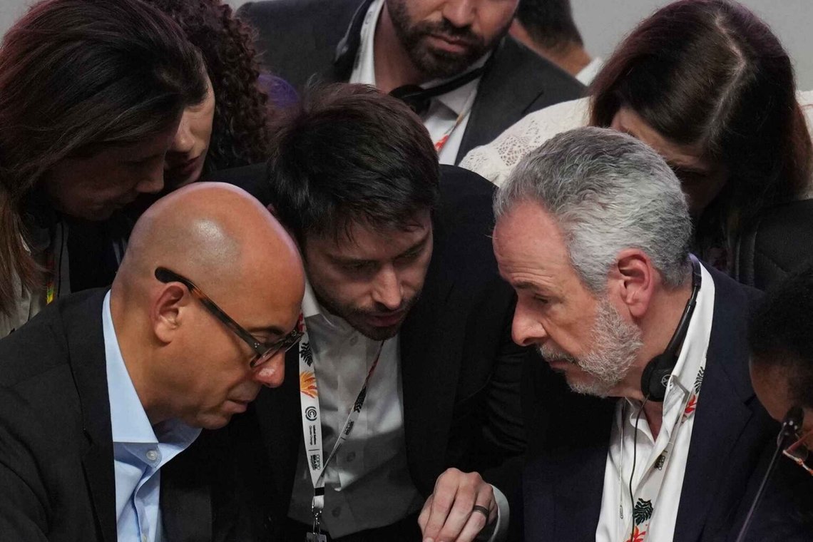 André Corrêa do Lago, COP30-ordförande, till höger, och Simon Stiell, FN:s klimatchef, talar vid ett plenarmöte under FN:s klimattoppmöte COP30, lördagen den 22 november 2025, i Belém, Brasilien. Foto: Andre Penner/AP Photo André Corrêa do Lago, COP30-ordförande, till höger, och Simon Stiell, FN:s klimatchef, talar vid ett plenarmöte under FN:s klimattoppmöte COP30, lördagen den 22 november 2025, i Belém, Brasilien. Foto: Andre Penner/AP Photo