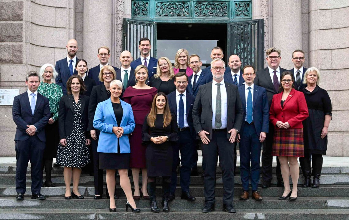Statsråden i den svenska regeringen på Riksplan utanför riksdagshuset 18 oktober 2022. Foto: Fredrik Sandberg/TT / NTB Statsråden i den svenska regeringen på Riksplan utanför riksdagshuset 18 oktober 2022. Foto: Fredrik Sandberg/TT / NTB