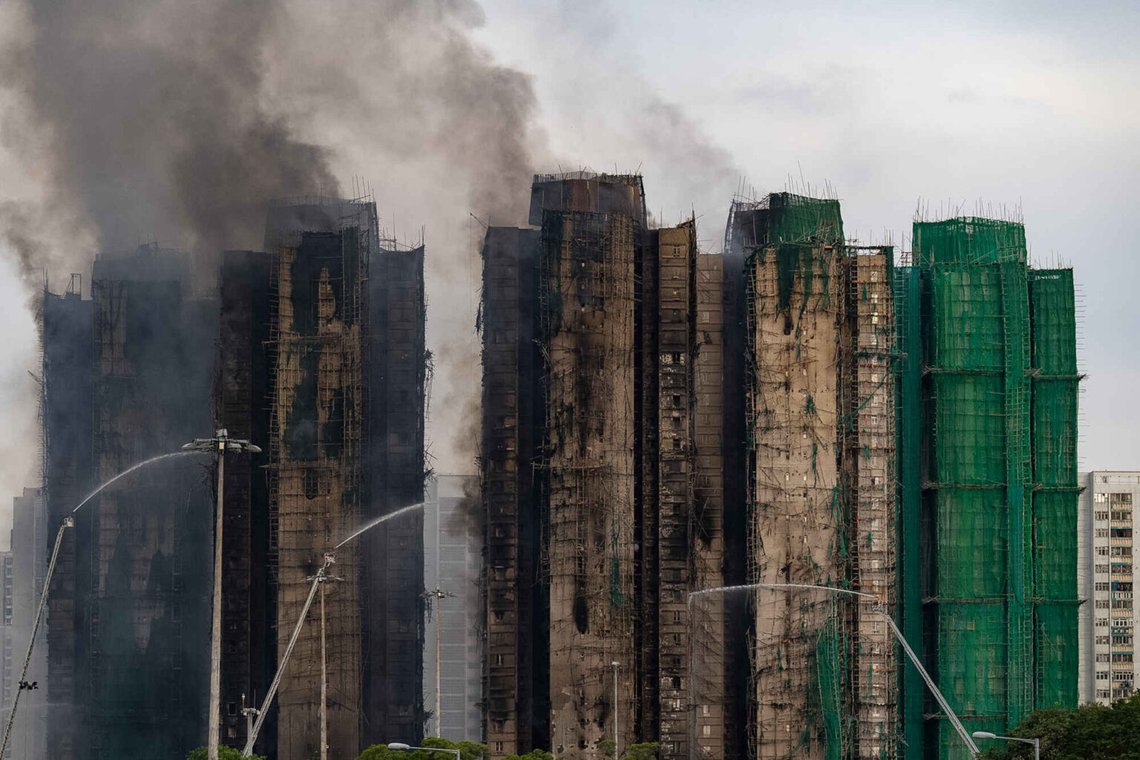 På torsdagen fortsatte släckningsarbetet, medan brandmännen sökte efter överlevande i de brandskadade flerfamiljshusen i bostadskomplexet Wang Fuk Court i Tai Po-distriktet. Foto: Chan Long Hei / AP / NTB På torsdagen fortsatte släckningsarbetet, medan brandmännen sökte efter överlevande i de brandskadade flerfamiljshusen i bostadskomplexet Wang Fuk Court i Tai Po-distriktet. Foto: Chan Long Hei / AP / NTB