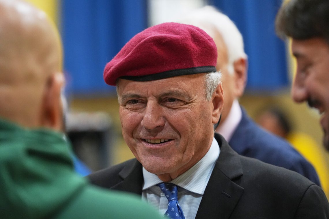 Curtis Sliwa, borgmästarkandidat i New York, talar till människor vid en vallokal i Trinity Lutheran Church tisdagen den 28 oktober 2025 i stadsdelen Queens i New York. Foto: Frank Franklin II/AP Photo Curtis Sliwa, borgmästarkandidat i New York, talar till människor vid en vallokal i Trinity Lutheran Church tisdagen den 28 oktober 2025 i stadsdelen Queens i New York. Foto: Frank Franklin II/AP Photo