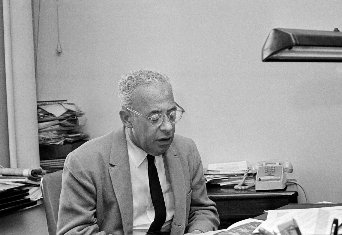 Saul David Alinsky, känd och ofta kontroversiell sociolog och medborgarrättsaktivist, dog den 12 juni 1972 efter att ha kollapsat på en trottoar i Carmel, Kalifornien. Han blev 61 år gammal. Foto: AP Photo Saul David Alinsky, känd och ofta kontroversiell sociolog och medborgarrättsaktivist, dog den 12 juni 1972 efter att ha kollapsat på en trottoar i Carmel, Kalifornien. Han blev 61 år gammal. Foto: AP Photo