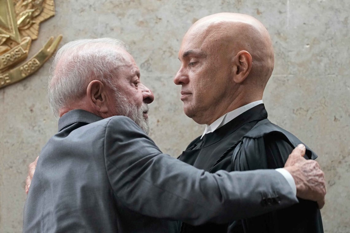 Brasiliens president Luiz Inacio Lula da Silva, till vänster, omfamnar domaren Alexandre de Moraes efter ceremonin där domaren svors in som Högsta domstolens nya vicepresident i Brasilia, Brasilien, måndagen den 29 september 2025. Foto: Eraldo Peres/AP Photo Brasiliens president Luiz Inacio Lula da Silva, till vänster, omfamnar domaren Alexandre de Moraes efter ceremonin där domaren svors in som Högsta domstolens nya vicepresident i Brasilia, Brasilien, måndagen den 29 september 2025. Foto: Eraldo Peres/AP Photo