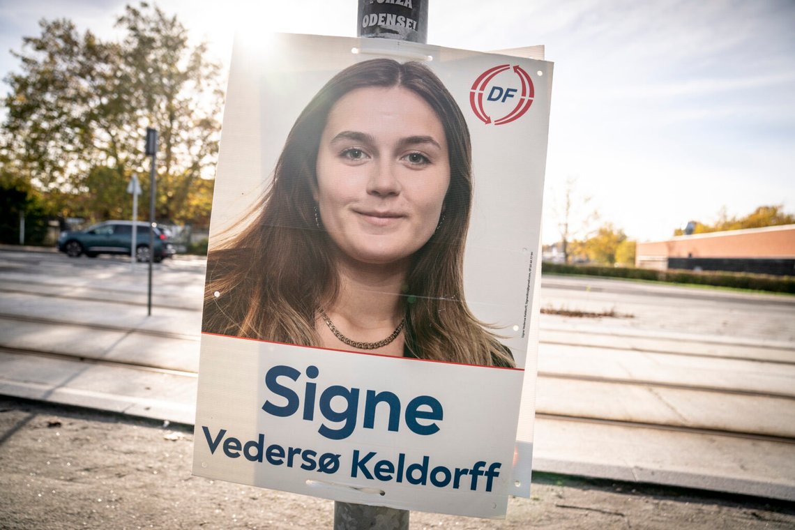 Valaffisch för Signe Vedersø Keldorff från Dansk Folkeparti i Odense, 23 oktober 2022. Foto: Mads Claus Rasmussen, Ritzau Scanpix. Valaffisch för Signe Vedersø Keldorff från Dansk Folkeparti i Odense, 23 oktober 2022. Foto: Mads Claus Rasmussen, Ritzau Scanpix.