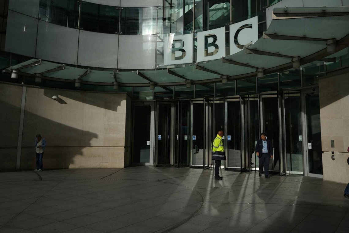 En man går ut från BBC:s högkvarter i London, 12 november 2025. Foto: Kin Cheung/AP-NTB. En man går ut från BBC:s högkvarter i London, 12 november 2025. Foto: Kin Cheung/AP-NTB.