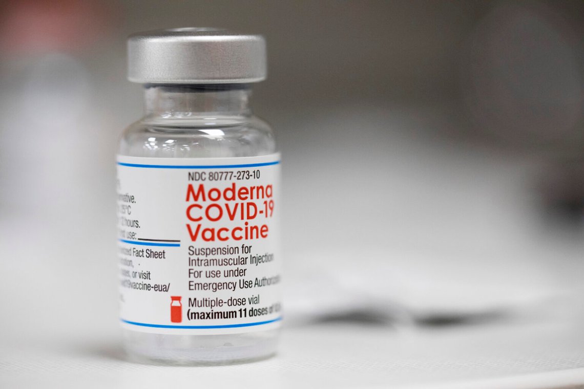 En injektionsflaska med Modernas covid-19-vaccin visas på en disk på ett apotek i Portland, Oregon, 27 december 2021. Foto: Jenny Kane/AP-NTB. En injektionsflaska med Modernas covid-19-vaccin visas på en disk på ett apotek i Portland, Oregon, 27 december 2021. Foto: Jenny Kane/AP-NTB.