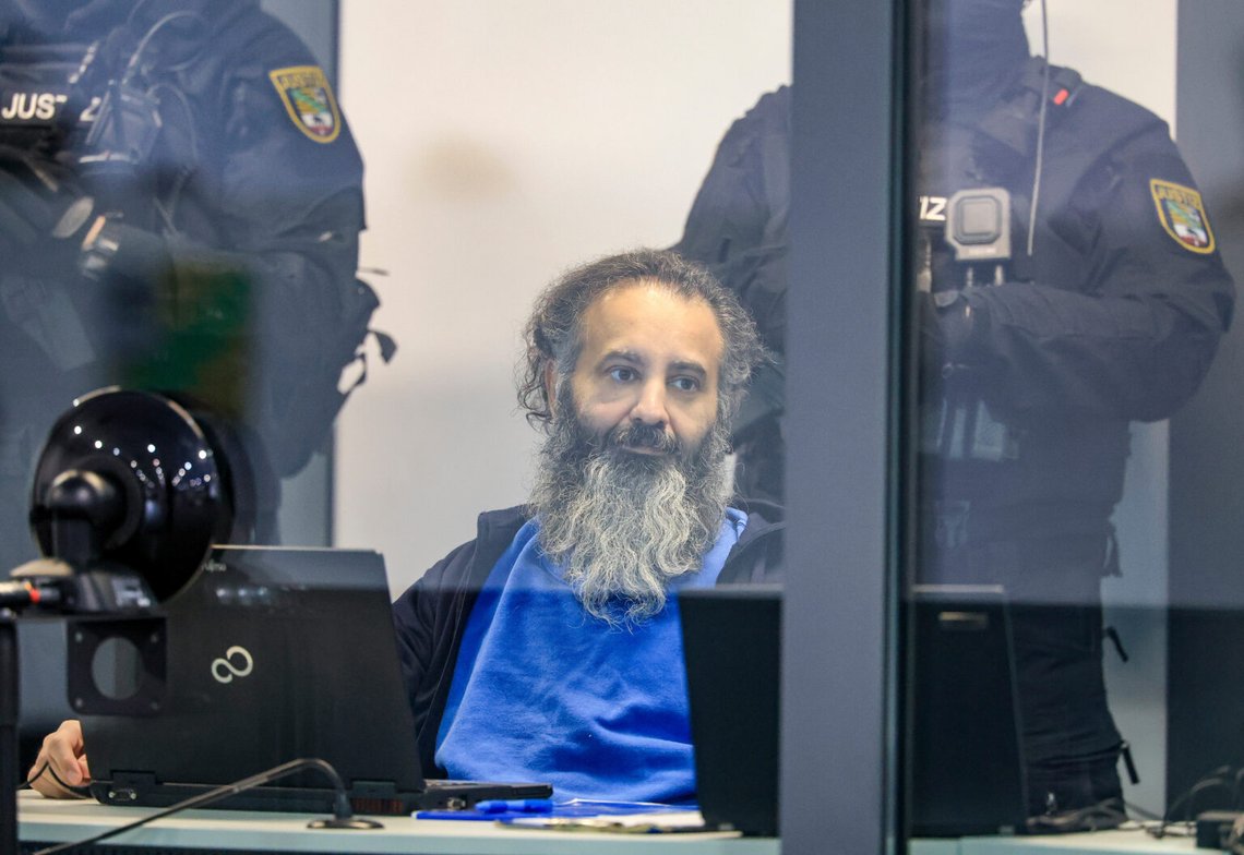 Åtalade Taleb al-Abdulmohsen sitter i en skottsäker glaslåda i rättssalen i den tillfälliga domstolsbyggnaden vid Magdeburgs tingsrätt i början av rättegången, 10 november 2025. Foto: Jan Woitas/ AP-NTB Åtalade Taleb al-Abdulmohsen sitter i en skottsäker glaslåda i rättssalen i den tillfälliga domstolsbyggnaden vid Magdeburgs tingsrätt i början av rättegången, 10 november 2025. Foto: Jan Woitas/ AP-NTB