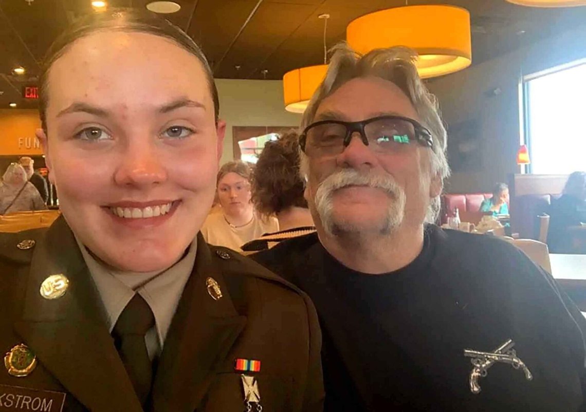 Den bortgångna Sarah Beckstrom (20) med sin far Gary Beckstrom. Foto: Privat/Facebook Den bortgångna Sarah Beckstrom (20) med sin far Gary Beckstrom. Foto: Privat/Facebook
