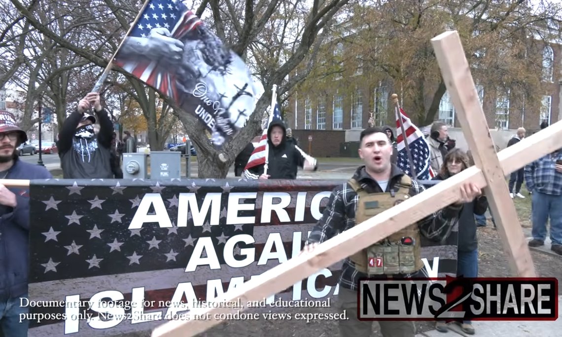 Skärmbild från News2Share. - Strider och gripanden när "amerikaner mot islamisering" marscherar genom Dearborn, Michigan Skärmbild från News2Share. - Strider och gripanden när "amerikaner mot islamisering" marscherar genom Dearborn, Michigan