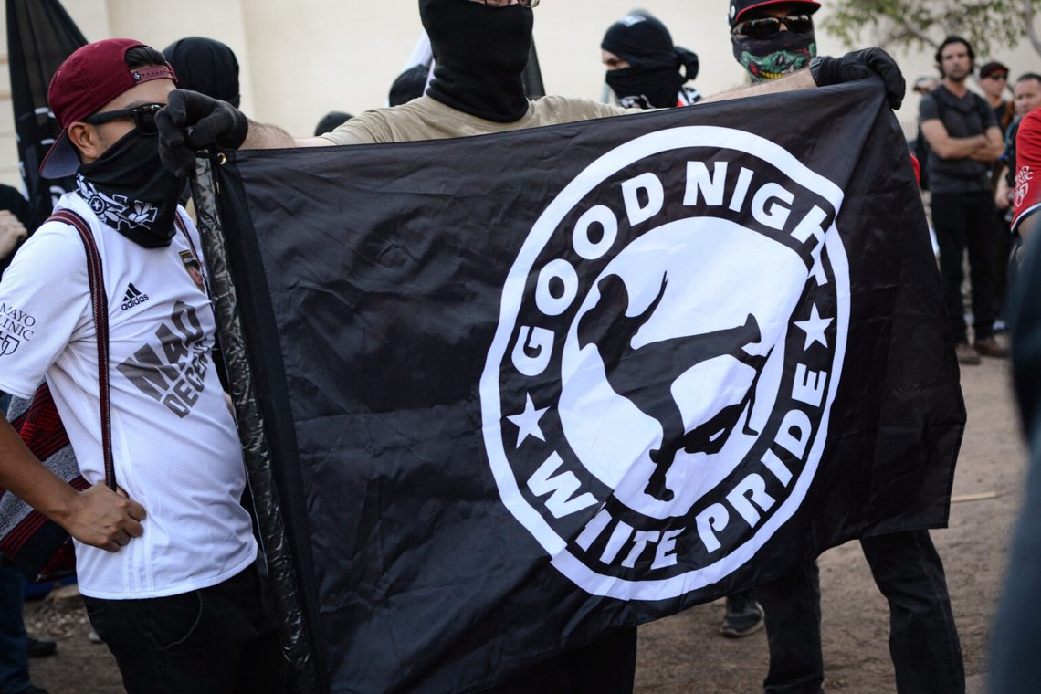 Antifa i aktion, med plakat som säger "Good Night White Pride". Foto: Monica D. Spencer/ DSC_4402, CC BY 2.0/ Wikimedia Antifa i aktion, med plakat som säger "Good Night White Pride". Foto: Monica D. Spencer/ DSC_4402, CC BY 2.0/ Wikimedia