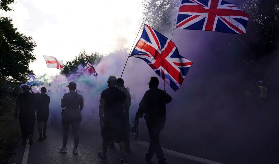 Demonstranter utanför Bell Hotel i Epping, inte långt från London, protesterar efter att ett tillfälligt förbud mot att ta emot asylsökande på hotellet hävdes den 31 augusti 2025. Foto: Alberto Pezzali / AP / NTB. Demonstranter utanför Bell Hotel i Epping, inte långt från London, protesterar efter att ett tillfälligt förbud mot att ta emot asylsökande på hotellet hävdes den 31 augusti 2025. Foto: Alberto Pezzali / AP / NTB.