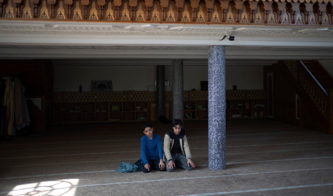Skolbarn som har rast på den muslimska privatskolan Ibn Khaldoun i Marseille ber i skolans moské den 16 april 2024. Foto: Daniel Cole / AP / NTB. Skolbarn som har rast på den muslimska privatskolan Ibn Khaldoun i Marseille ber i skolans moské den 16 april 2024. Foto: Daniel Cole / AP / NTB.
