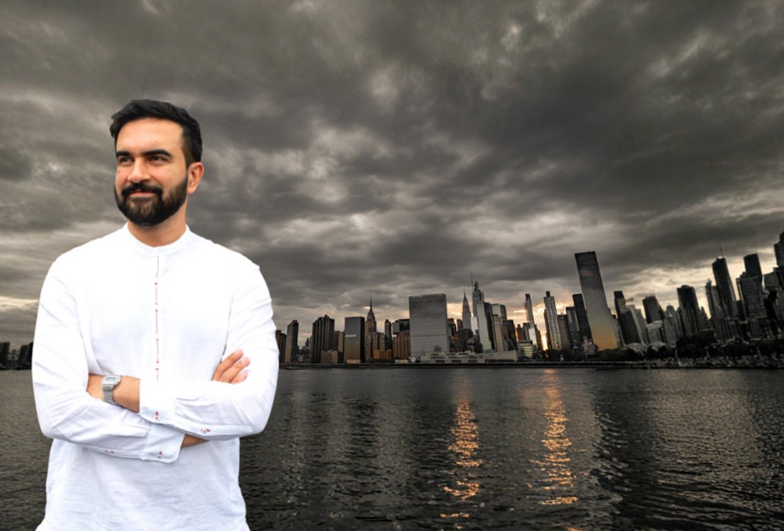 Huvudbild: Mörk och hotfull himmel med Midtown Manhattans silhuett vid solnedgången längs East River i New York City. Shutterstock av James Andrews. Infälld bild: Zohran Mamdani. Skärmdump från hans webbsida. Huvudbild: Mörk och hotfull himmel med Midtown Manhattans silhuett vid solnedgången längs East River i New York City. Shutterstock av James Andrews. Infälld bild: Zohran Mamdani. Skärmdump från hans webbsida.