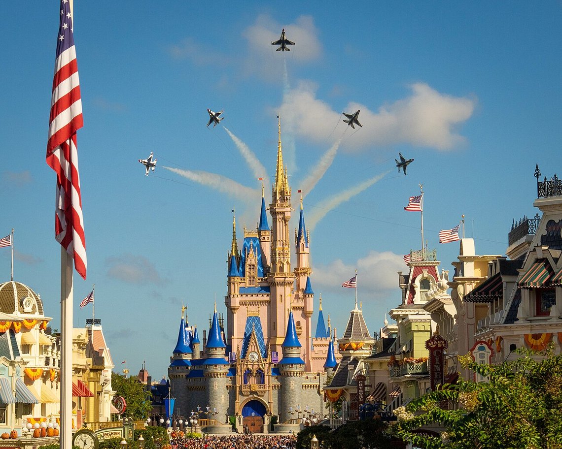 Det amerikanska flygvapnet flyger över Disneys Magic Kingdom Park. Foto: U.S. Air Force Det amerikanska flygvapnet flyger över Disneys Magic Kingdom Park. Foto: U.S. Air Force