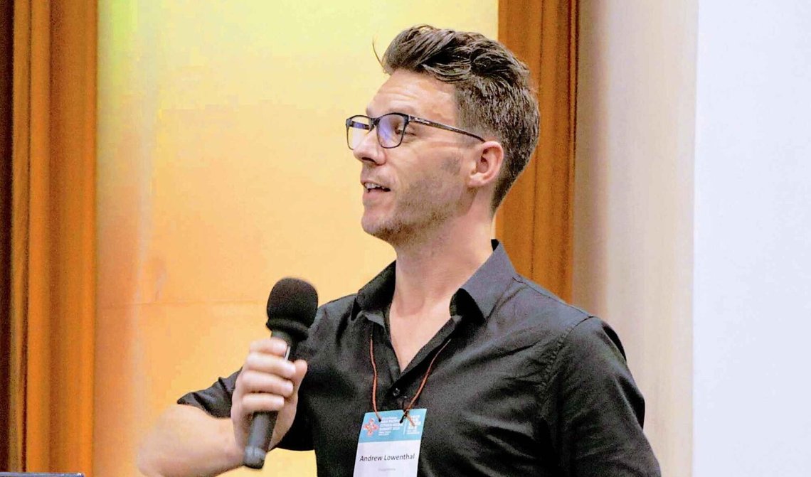 Andrew Lowenthal. Foto: Subhashish Panigrahi / Wikimedia Commons (cc by-sa 4.0). Andrew Lowenthal. Foto: Subhashish Panigrahi / Wikimedia Commons (cc by-sa 4.0).