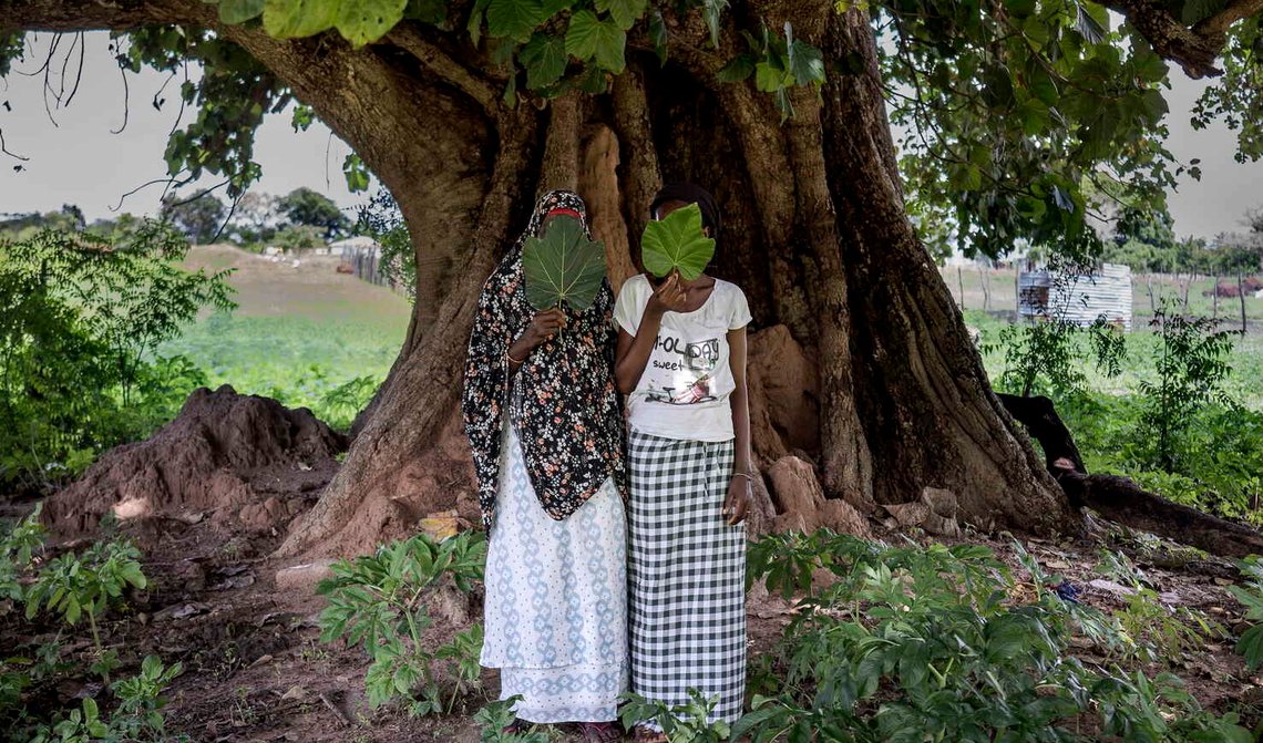 Fatoumatta, en överlevare av kvinnlig könsstympning (vänster), med en av sina fem döttrar i byn Sintet, Gambia, den 26 juli 2024. Fatoumatta, som blev stympad när hon var 15, har fem döttrar, varav ingen har genomgått samma grymma ingrepp. Foto: Annika Hammerschlag / AP / NTB Fatoumatta, en överlevare av kvinnlig könsstympning (vänster), med en av sina fem döttrar i byn Sintet, Gambia, den 26 juli 2024. Fatoumatta, som blev stympad när hon var 15, har fem döttrar, varav ingen har genomgått samma grymma ingrepp. Foto: Annika Hammerschlag / AP / NTB