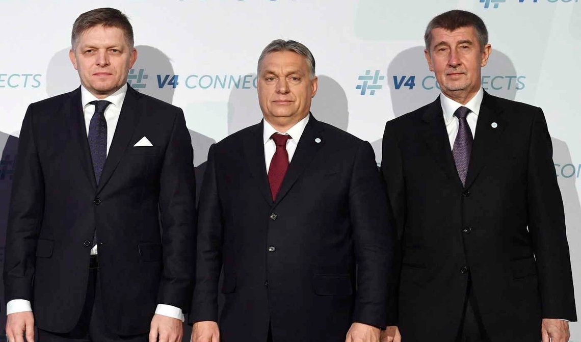 Slovakiens premiärminister Robert Fico, Ungerns premiärminister Viktor Orbán och Tjeckiens premiärminister Andrej Babis. Foto: Szilard Koszticsak / MTI via AP / NTB. Slovakiens premiärminister Robert Fico, Ungerns premiärminister Viktor Orbán och Tjeckiens premiärminister Andrej Babis. Foto: Szilard Koszticsak / MTI via AP / NTB.