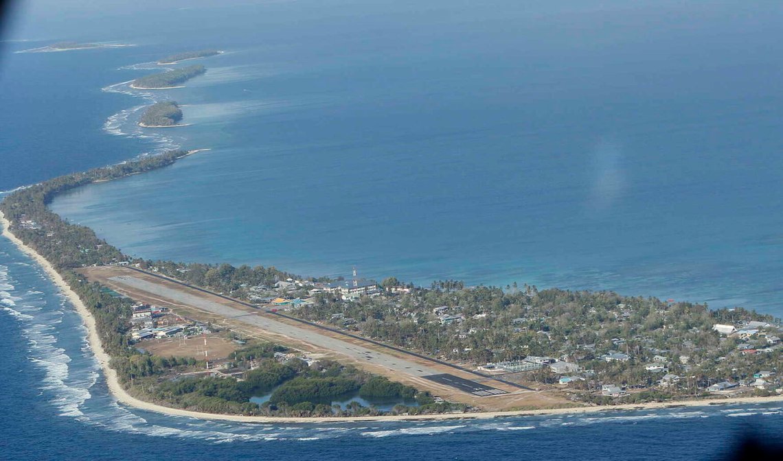 Funafuti, den mest befolkade ön i Tuvalu, sedd från ett nyzeeländskt militärflygplan den 13 oktober 2011. Sedan dess har flygplatsen, som syns tydligt på bilden, utökats. Foto: Alastair Grant / AP / NTB. Funafuti, den mest befolkade ön i Tuvalu, sedd från ett nyzeeländskt militärflygplan den 13 oktober 2011. Sedan dess har flygplatsen, som syns tydligt på bilden, utökats. Foto: Alastair Grant / AP / NTB.