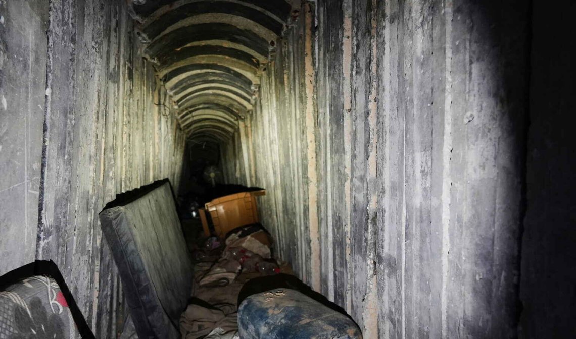 Madrasser og en plaststol ligger på bakken inne i en tunnel i Rafah på Gaza-stripen den 8. desember 2025. Foto: Sam Mednick / AP / NTB. Madrasser og en plaststol ligger på bakken inne i en tunnel i Rafah på Gaza-stripen den 8. desember 2025. Foto: Sam Mednick / AP / NTB.