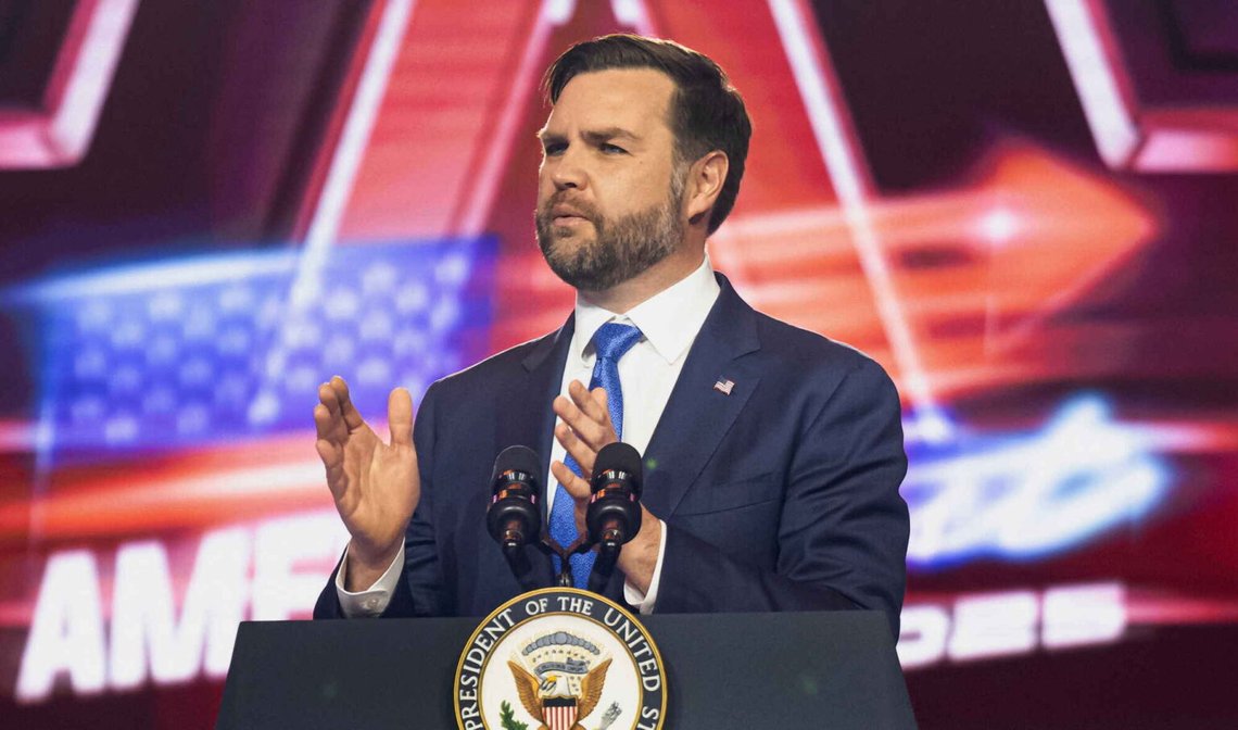 USA:s vicepresident J.D. Vance talar under Turning Point USA:s AmericaFest i Phoenix den 21 december 2025. Foto: Jon Cherry / AP / NTB. USA:s vicepresident J.D. Vance talar under Turning Point USA:s AmericaFest i Phoenix den 21 december 2025. Foto: Jon Cherry / AP / NTB.